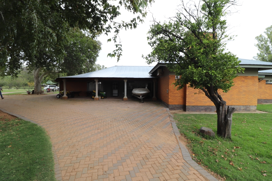 6 Bedroom Property for Sale in Ventersburg Free State